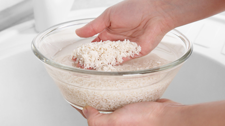 Hand rinsing rice