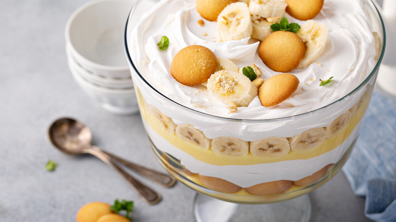 overhead photo of banana pudding in a glass dish