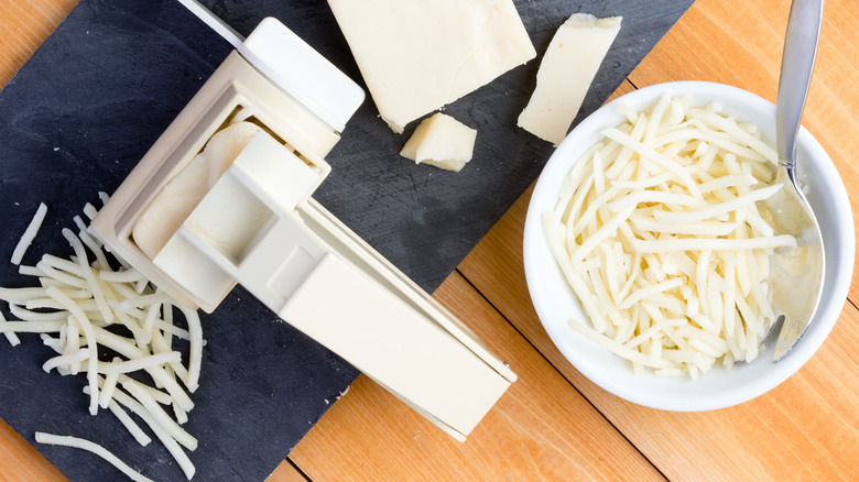 Rotary grater with cheese