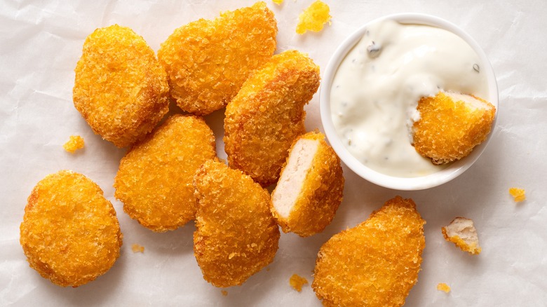 Chicken nuggets with dip