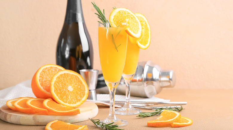 带瓶子和橙子的Mimosas