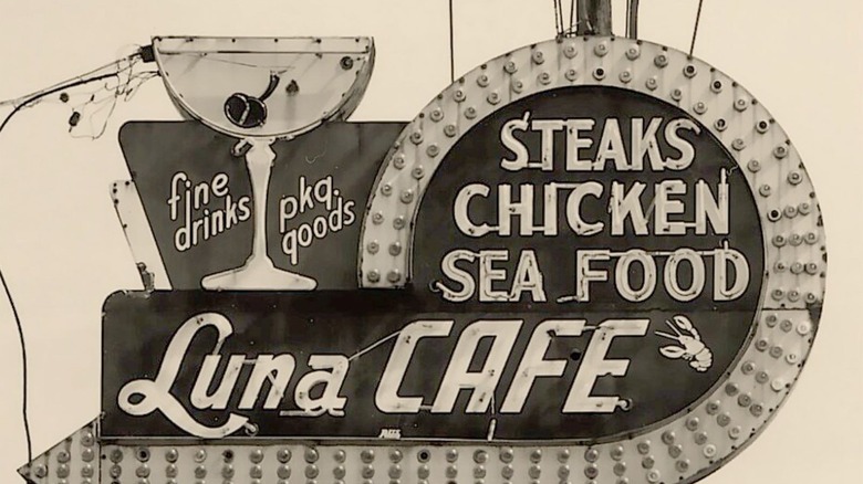 Luna Cafe sign