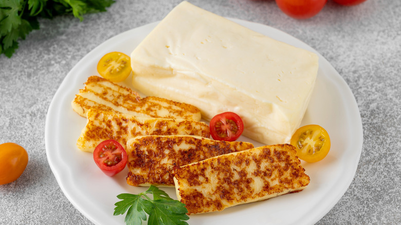 Fried and raw halloumi cheese