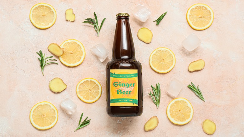 Ginger beer with lemon slices